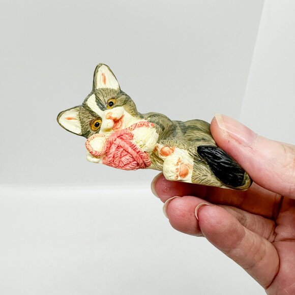 Vintage Set Resin Tabby Cats Playing Yarn Kittens 90s - Picture 4 of 16